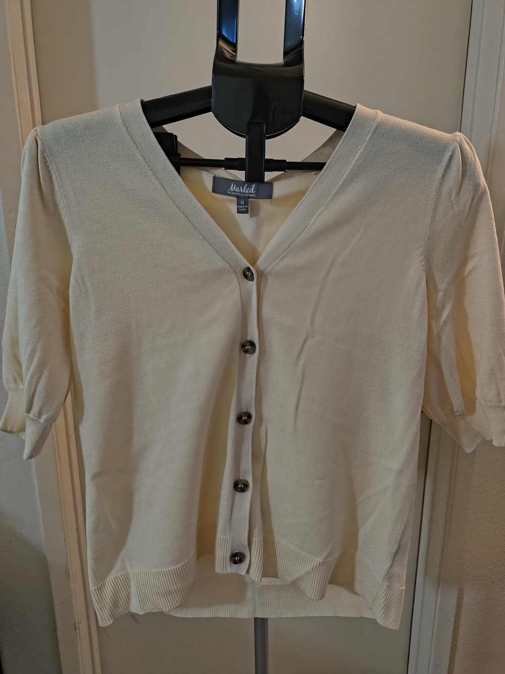 Size Medium Marled Cream Button-Front V-Neck Short Sleeve Top